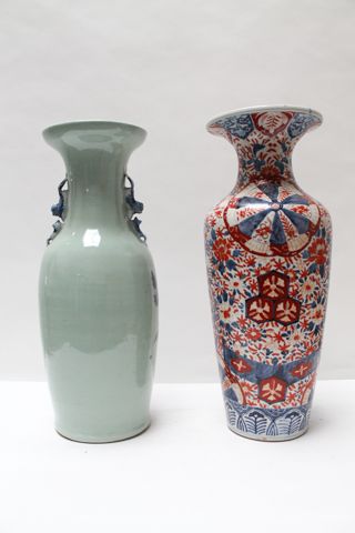 CHINE Deux grands vases, l'un ansé à décor bleu et blanc de phénix sur fond céladon,...