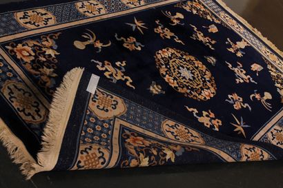 CHINE Beau tapis à motifs d'objets précieux polychromes sur champ saphir, 296x184...