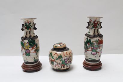 CHINE - Nankin Paire de petits vases et un pot à gingembre, décor d'émaux polychromes...