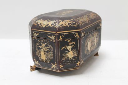 CHINE - CANTON Boîte à thé à pans coupés, pieds en griffes, XIXe, bois à décor laqué...