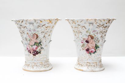 BRUXELLES Paire de grands vases en cornet, décor polychrome d'amour et de fleurs...