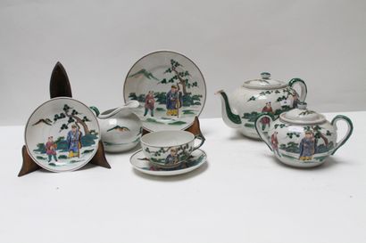 JAPON Partie de service à thé, décor d'émaux polychromes, XXe, porcelaine, marque...