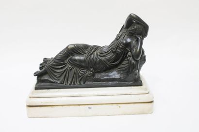 ECOLE FRANCAISE "Cléopâtre ou Ariane endormie", XIXe, épreuve en bronze à patine...