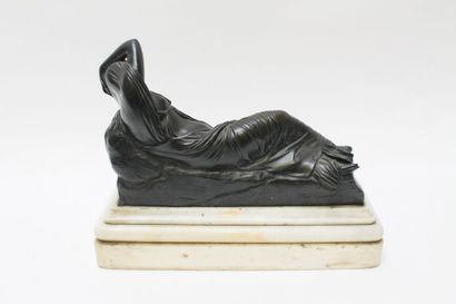 ECOLE FRANCAISE "Cléopâtre ou Ariane endormie", XIXe, épreuve en bronze à patine...