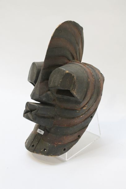 ART TRIBAL Masque à cimier, XXe, bois sculpté et polychromé, h. 38 cm.