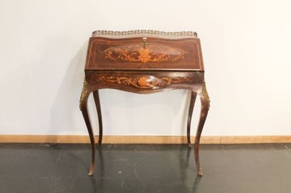 null Bureau de pente de style Louis XV, début XXe, bois de placage à riche décor...