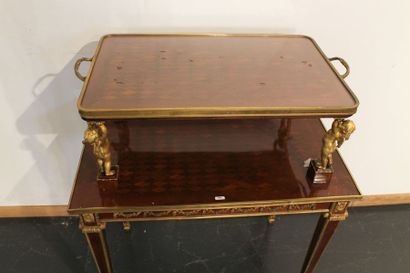 null Table à thé de style Louis XVI dans le goût de Riesener, plateau supérieur amovible...