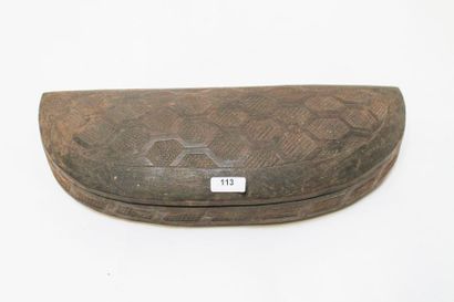 ART TRIBAL Boîte rituelle, XXe, bois sculpté à décor géométrique, l. 30 cm.