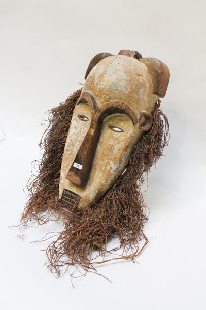 ART TRIBAL Masque congolais, XXe, bois sculpté partiellement recouvert d'engobe et...