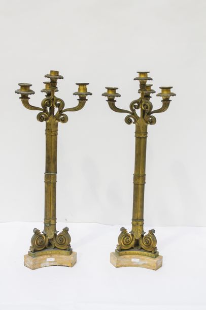 null Paire de candélabres d'époque Restauration à quatre lumières, début XIXe, bronze...