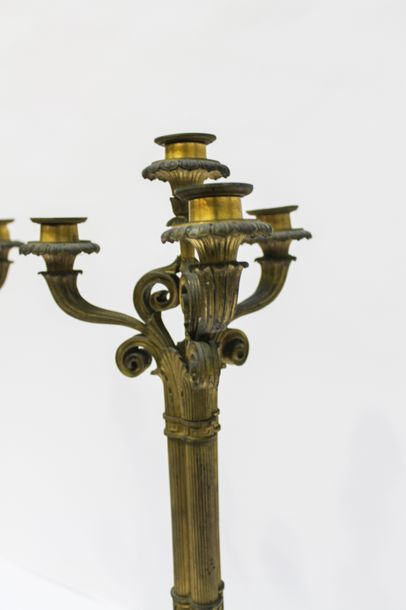 null Paire de candélabres d'époque Restauration à quatre lumières, début XIXe, bronze...