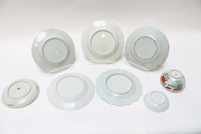 CHINE Ensemble de porcelaines [égrenures et éclats] :

- bol avec soucoupe, décor...