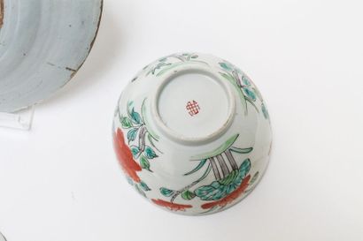 CHINE Ensemble de porcelaines [égrenures et éclats] :

- bol avec soucoupe, décor...