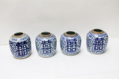 CHINE Suite de quatre pots à gingembre, décor blanc et bleu Double Joie sur fond...