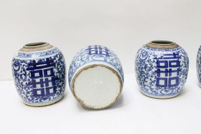 CHINE Suite de quatre pots à gingembre, décor blanc et bleu Double Joie sur fond...