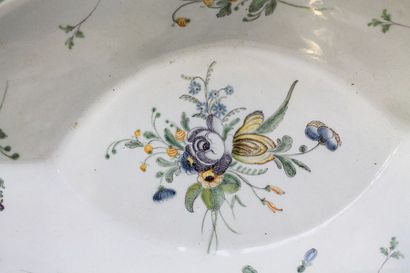 Montpellier Pot à eau et son bassin en navette, décor floral polychrome sur fond...