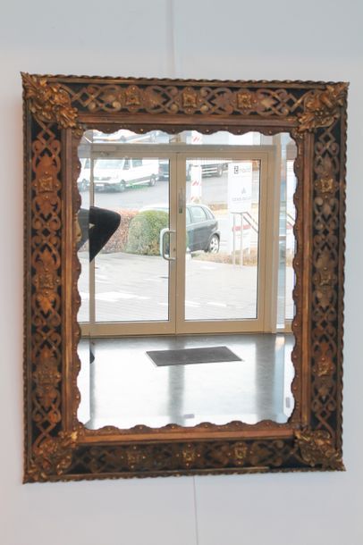 null Miroir de style Renaissance orné de mascarons aux angles, fin XIXe, bois et...