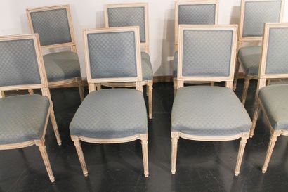 null Suite de huit chaises de style Louis XVI, XXe, bois laqué mouluré et sculpté,...
