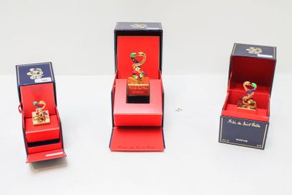 DE SAINT-PHALLE Niki (1930-2002) Suite de trois flacons à parfum ornés de deux serpents...