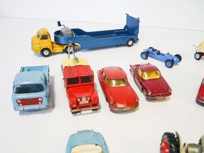 CORGI TOYS Ensemble de douze voitures miniatures [usures et altérations] ; on y joint...
