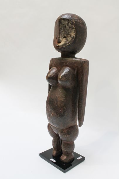 ART TRIBAL Figure féminine, XXe, bois sculpté monté sur socle, h. 59 cm [restaur...