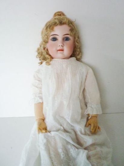STEINER - PARIS Magnifique poupée à tête en biscuit de porcelaine, bouche fermée,...
