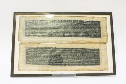 TIBET Deux feuillets de manuscrit encadrés, 40x63 cm (cadre).