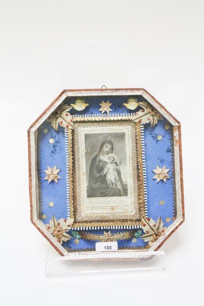 null "Vierge à l'Enfant", fin XIXe, ex-voto en paperolles, 20x18 cm [altérations...