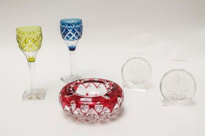 VAL-SAINT-LAMBERT Cendrier et deux verres, XXe, cristal taillé à doublures assorties,...