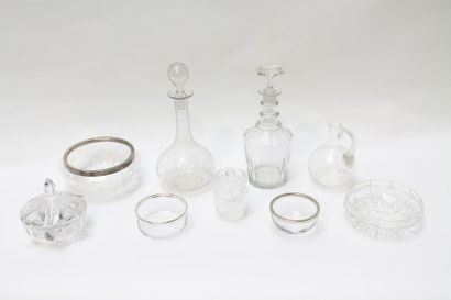 null Varia de verrerie (carafes, coupes, bonbonnière, bouchons de carafe, etc.) [éclats...