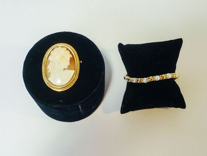 null Broche ovale ornée d'un camée à profil féminin et bracelet semi-rigide en or...