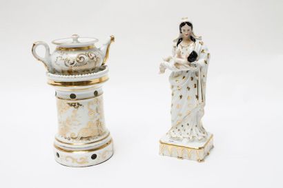 null "Vierge à l'Enfant" et tisanière à décor blanc et or, mi-XIXe, porcelaine, h....