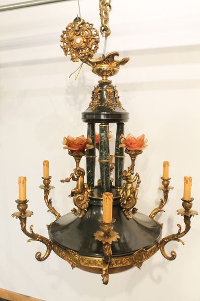 null Important lustre à neuf lumières orné de putti, circa 1900, tôle laquée et bronze...