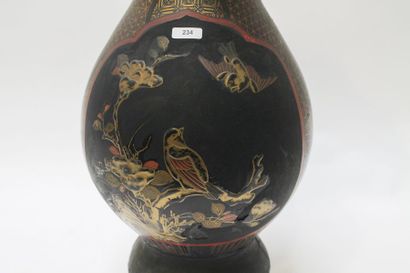JAPON Vase à panse piriforme et long col évasé, riche décor laqué noir, rouge et...