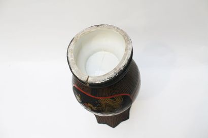 JAPON Vase à panse piriforme et long col évasé, riche décor laqué noir, rouge et...