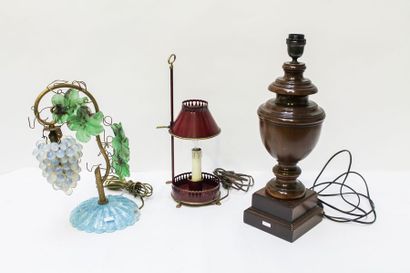 null Trois lampes de table, XXe :

- une en pampre en pâte de verre polychrome et...