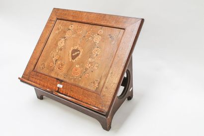null Lutrin de table, XIXe, chêne à décor marqueté, l. 47 cm [piètement postérie...