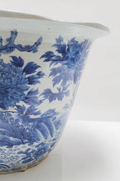 null CHINE, grand cache-pot en calice à décor bleu et blanc de fleurs et d'oiseaux...