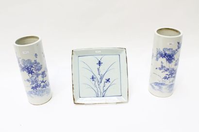 CHINE Paire de vases bitong à décor floral bleu et blanc, République / XXe, porcelaine,...