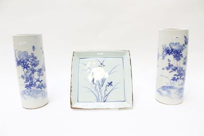 CHINE Paire de vases bitong à décor floral bleu et blanc, République / XXe, porcelaine,...