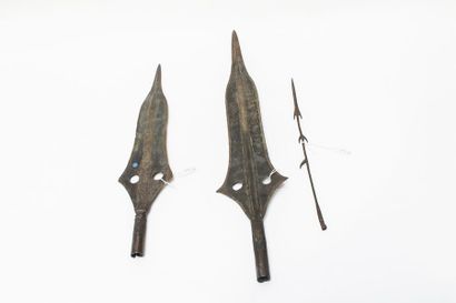 ART TRIBAL Bouclier éthiopien et quatre fers de lance, l. 31-52,5 cm.