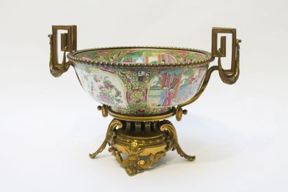 CHINE - CANTON Coupe à monture de style Louis XVI, décor animé d'émaux polychromes...