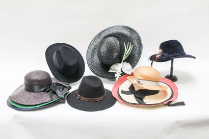 null Ensemble de seize chapeaux dont deux Christian Dior.
