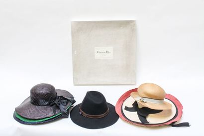 null Ensemble de seize chapeaux dont deux Christian Dior.