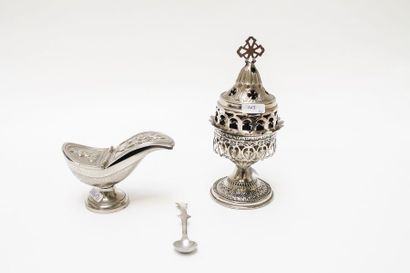 null Objets liturgiques en métal argenté, trois pièces (encensoir avec support, navette...