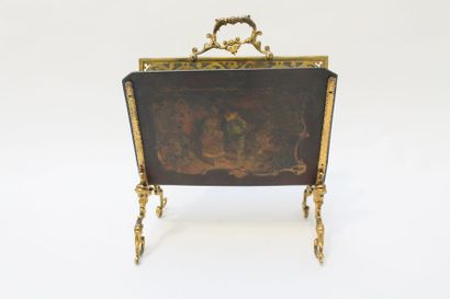 null Petit porte-revues orné de scènes galantes, fin XIXe, bronze et carton laqué,...