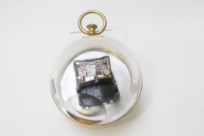null Horloge de table sphérique, XXe, verre et métal doré, h. 17 cm [choc et man...