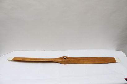 null Hélice d'avion en bois multicouche, l. 150,5 cm.