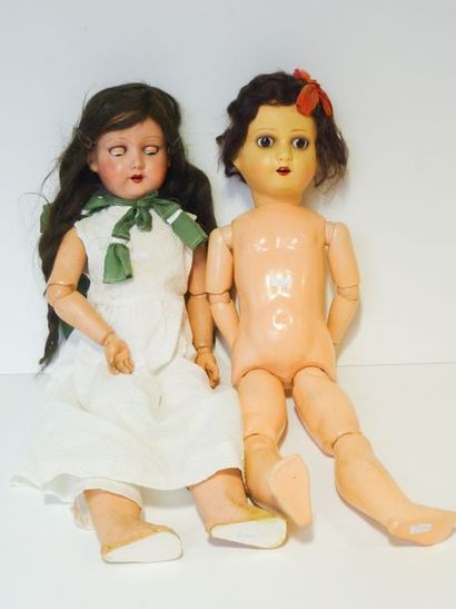 null Deux poupées :

- UNICA, habillée à yeux bruns fixes et perruquée, h. 75,5 cm...