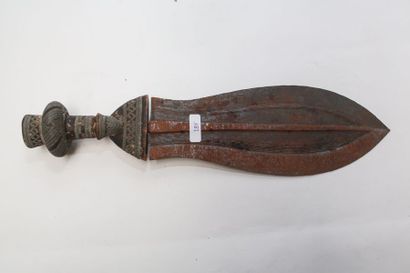 ART TRIBAL Couteau cérémoniel à manche incrusté, l. 33 cm [oxydation].